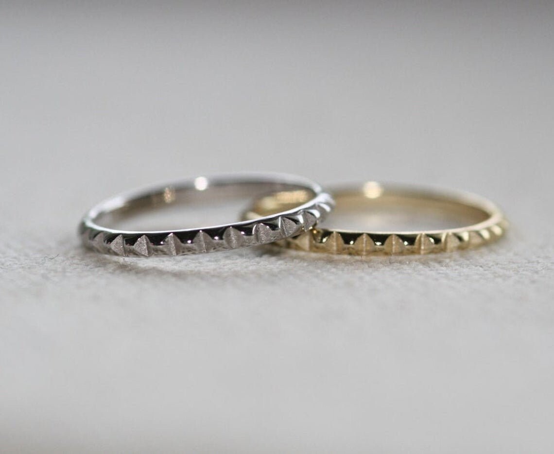 14K Pyramide Eternity Band/stapelbarer Pyramidenring 18K Gelbgold Gelbgoldring 14K Pyramide Eternity Band/stapelbarer Pyramidenring 18K Gelbgold Gelbgoldring von shinystonelovejewel