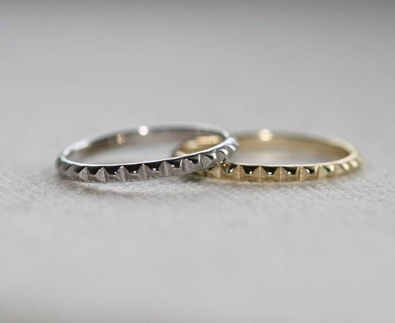 14K Pyramide Eternity Band/stapelbarer Pyramidenring 18K Gelbgold Gelbgoldring von shinystonelovejewel