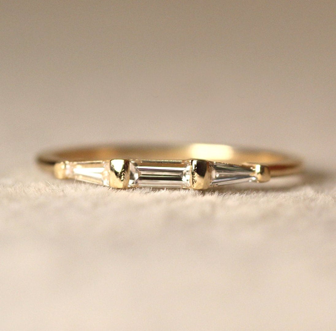 Moderner Sich Verjüngender Baguette Diamantring, 18K Gold Diamant-Verlobungsring von CUSTOMFINEJEWELRYNYC