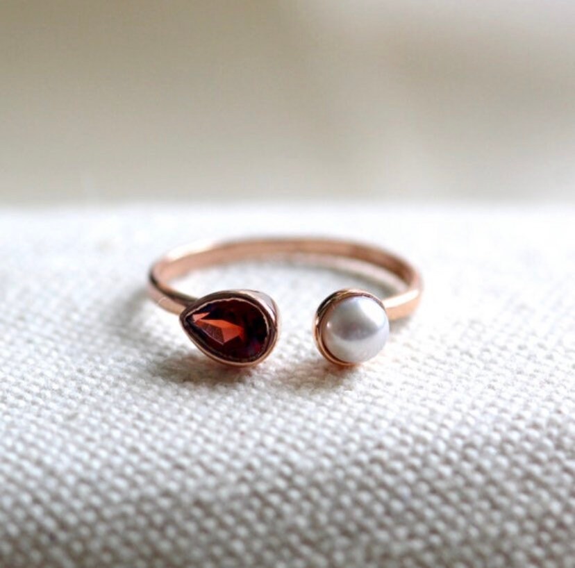 Personalisierter Birthstone Ring/Offener 14K Rose Gold Lünette Fassung Granat & Perle von CUSTOMFINEJEWELRYNYC