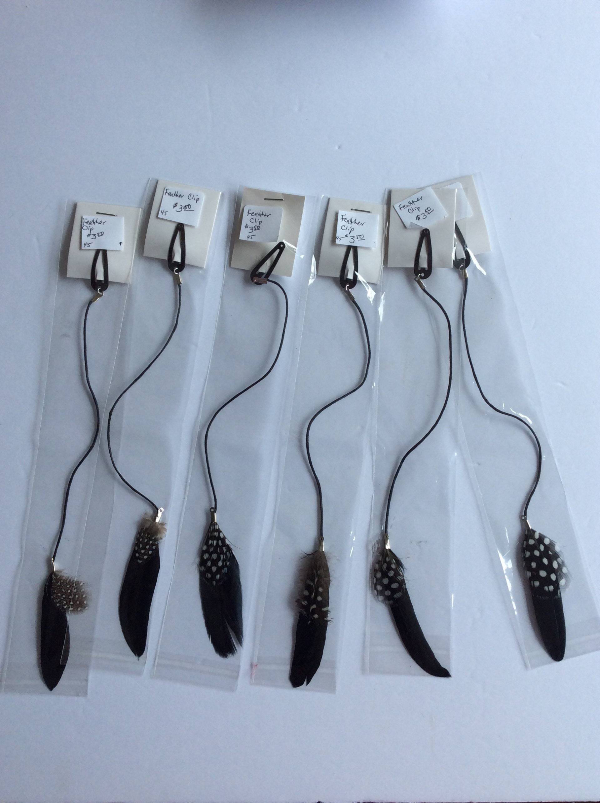 Gefiederte Haarspangen Dekoratives Accessoire Oder Bastelobjekt 4 Verfügbar-Jeweils Separat Erhältlich, Neu Im Paket Schwarz Weiß Braun von CUTEJUNKTIQUES