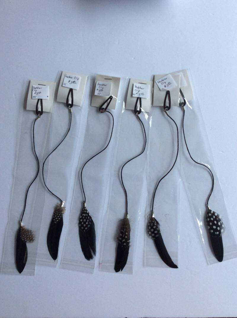 Gefiederte Haarspangen Dekoratives Accessoire Oder Bastelobjekt 4 Verfügbar-Jeweils Separat Erhältlich, Neu Im Paket Schwarz Weiß Braun von CUTEJUNKTIQUES