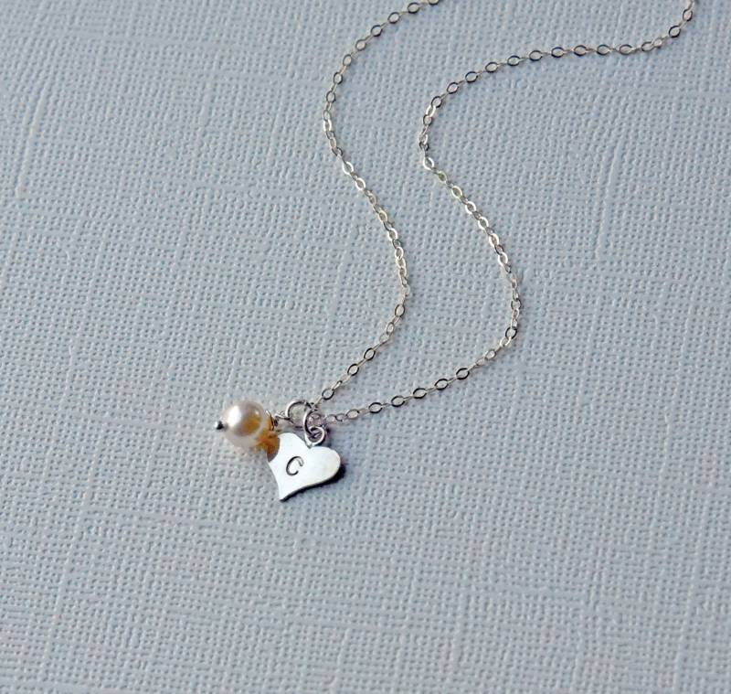 Personalisierte Herz Halskette, Initial Perlenkette, Mutter Brautjungfern Geschenk, Blumen Mädchen Geschenk von CVennell