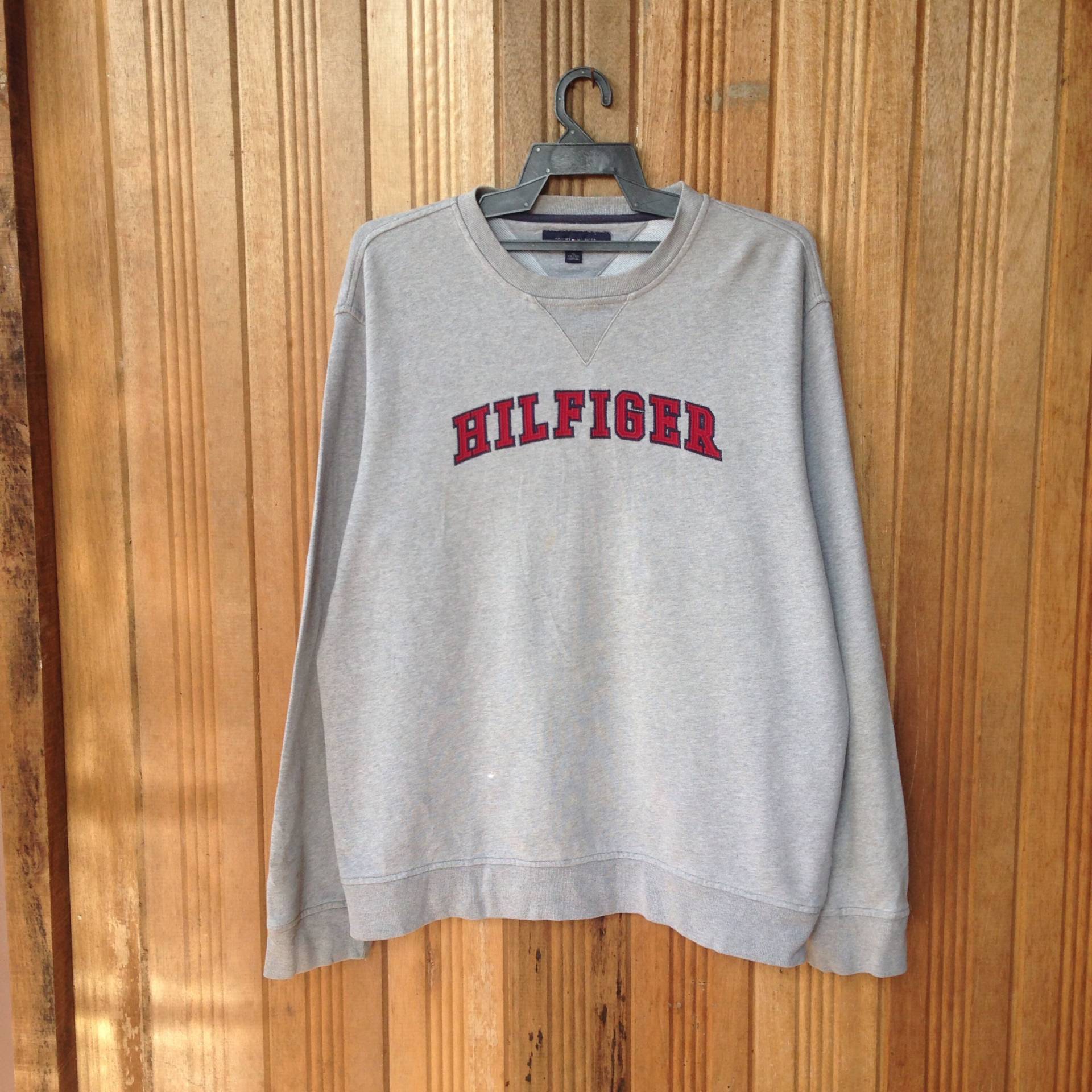 Tommy Hilfiger Spellout Stickerei Pullover Sweatshirt von CVichaivintage
