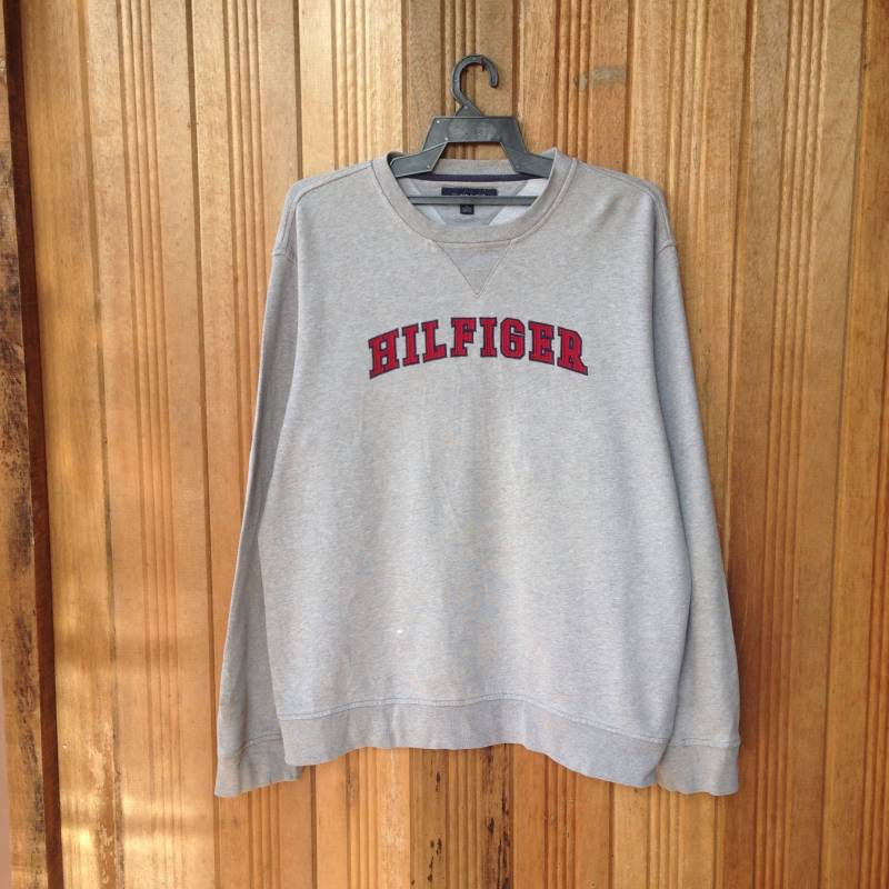 Tommy Hilfiger Spellout Stickerei Pullover Sweatshirt von CVichaivintage