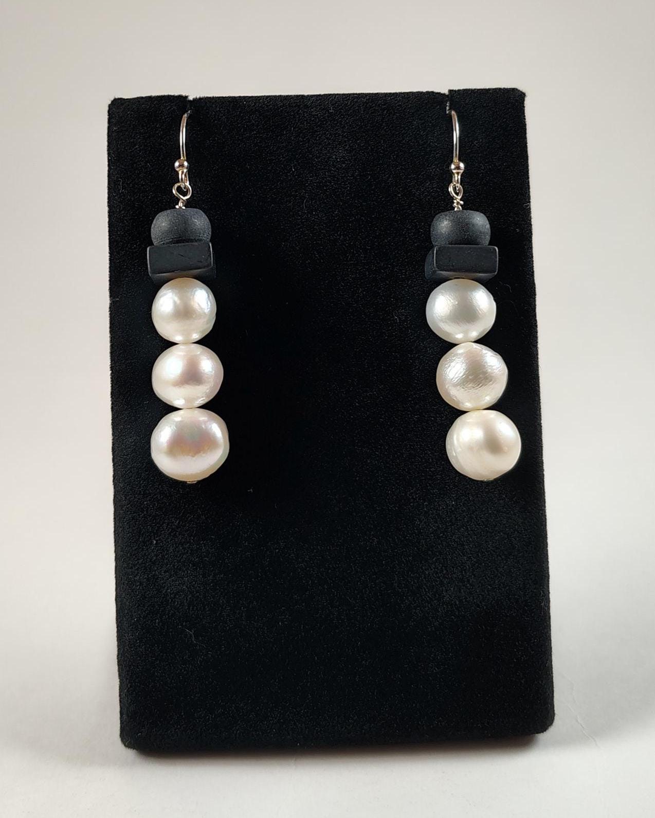 Barocke Perle, Schwarzer Onyx Und Sterlingsilber-Schneemann-Ohrringe Handgemacht Von Chris Hay Barocke Perle, Schwarzer Onyx Und Sterlingsilber-Schneemann-Ohrringe Handgemacht Von Chris Hay von CWHStoneworks