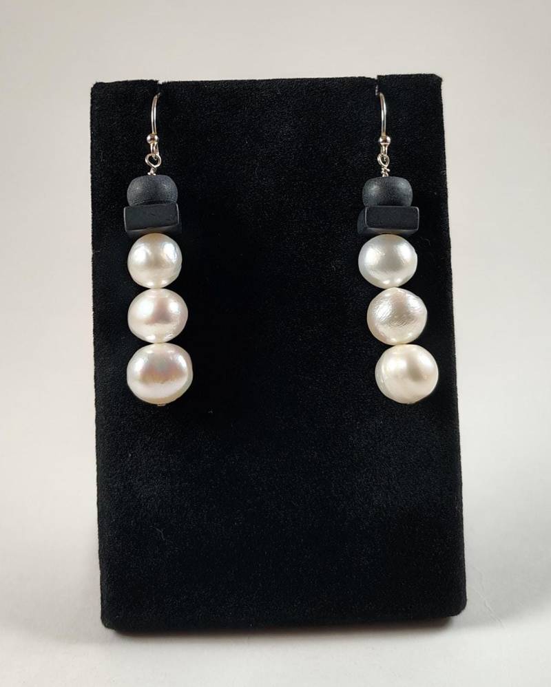 Barocke Perle, Schwarzer Onyx Und Sterlingsilber-Schneemann-Ohrringe Handgemacht Von Chris Hay Barocke Perle, Schwarzer Onyx Und Sterlingsilber-Schneemann-Ohrringe Handgemacht Von Chris Hay von CWHStoneworks