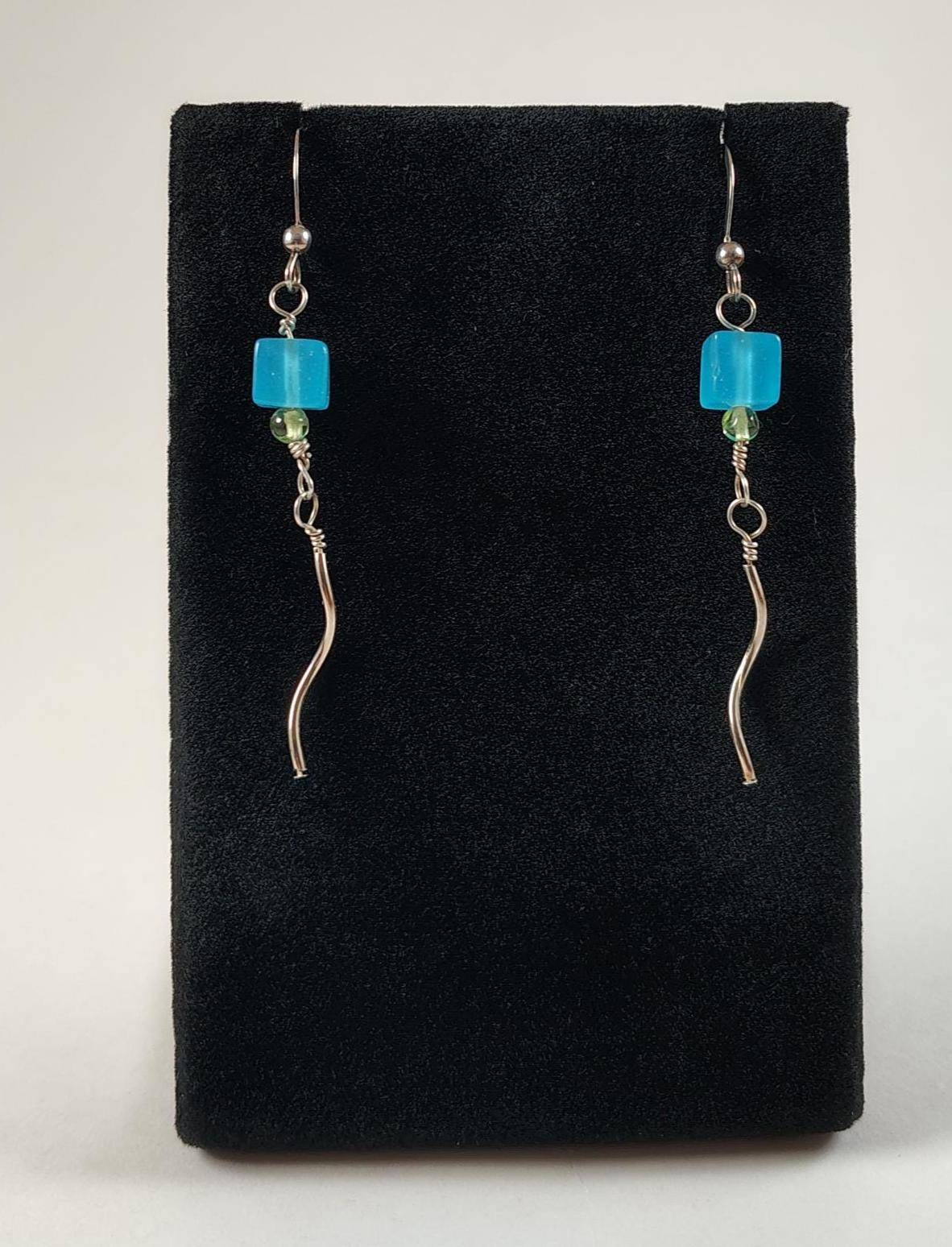 Blauquarz, Peridot Und Sterlingsilber Squiggle Ohrringe Handgemacht Von Chris Hay Blauquarz, Peridot Und Sterlingsilber Squiggle Ohrringe Handgemacht Von Chris Hay von CWHStoneworks
