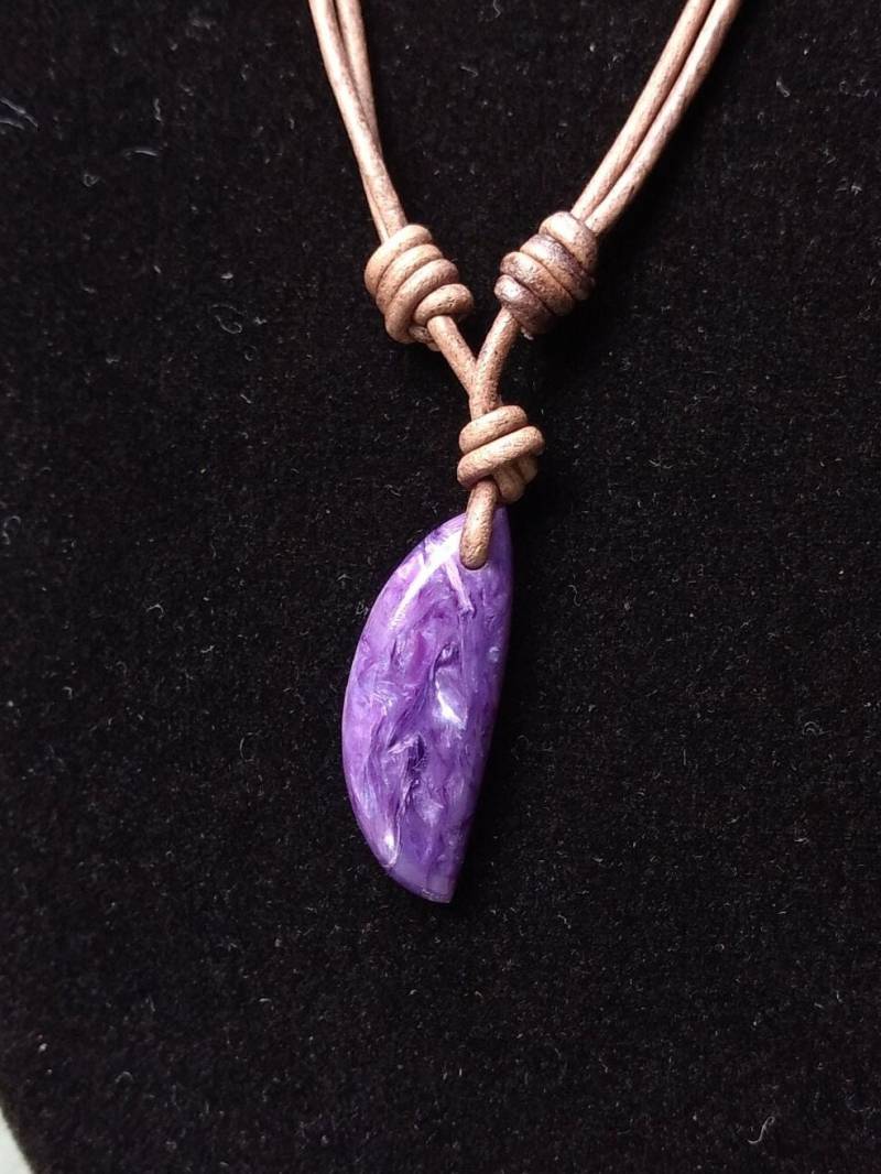 Charoit Anhänger Verstellbare Lederkette Handmade By Chris Hay Charoit Anhänger Verstellbare Lederkette Handmade By Chris Hay von CWHStoneworks