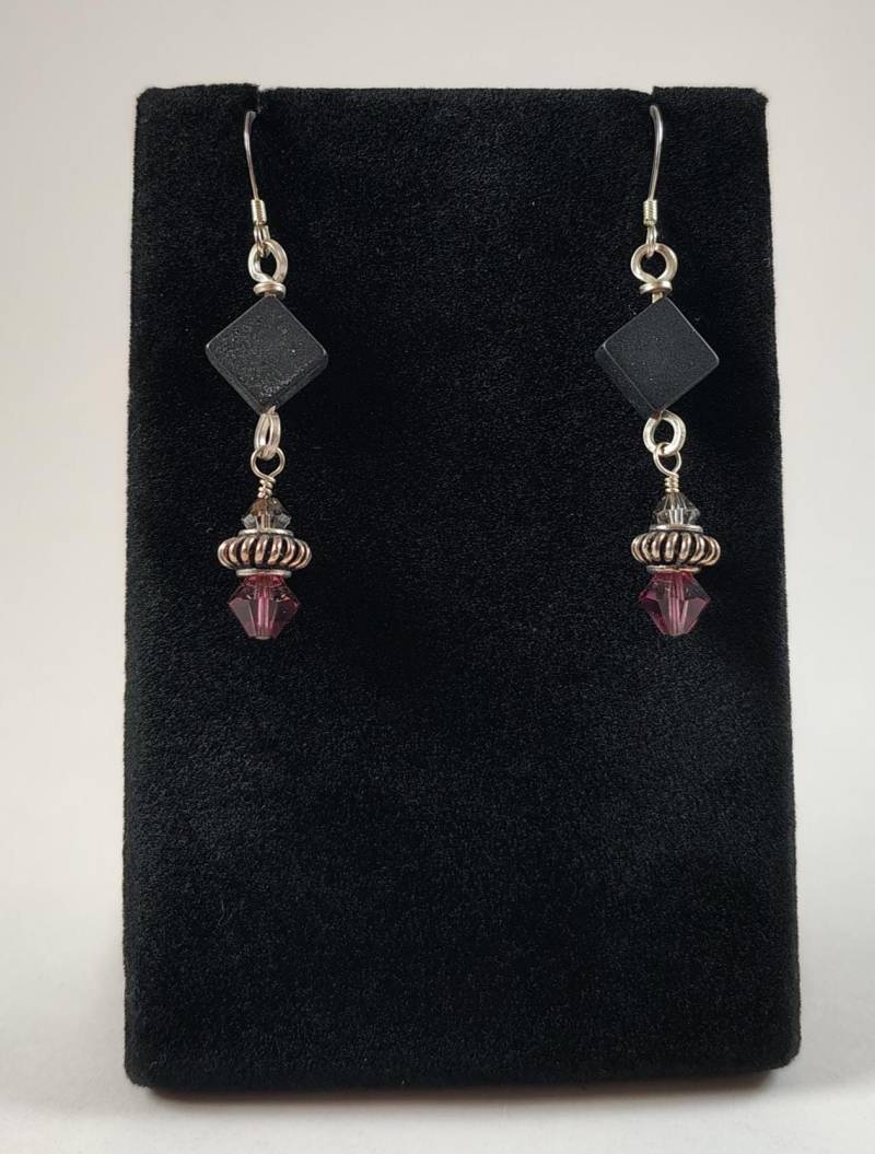 Gefrosteter Schwarzer Onyx, Sterlingsilber Und Swarovski-Kristallohrringe Handgemacht Von Chris Hay Gefrosteter Schwarzer Onyx, Sterlingsilber Und Swarovski-Kristallohrringe Handgemacht Von Chris Hay von CWHStoneworks