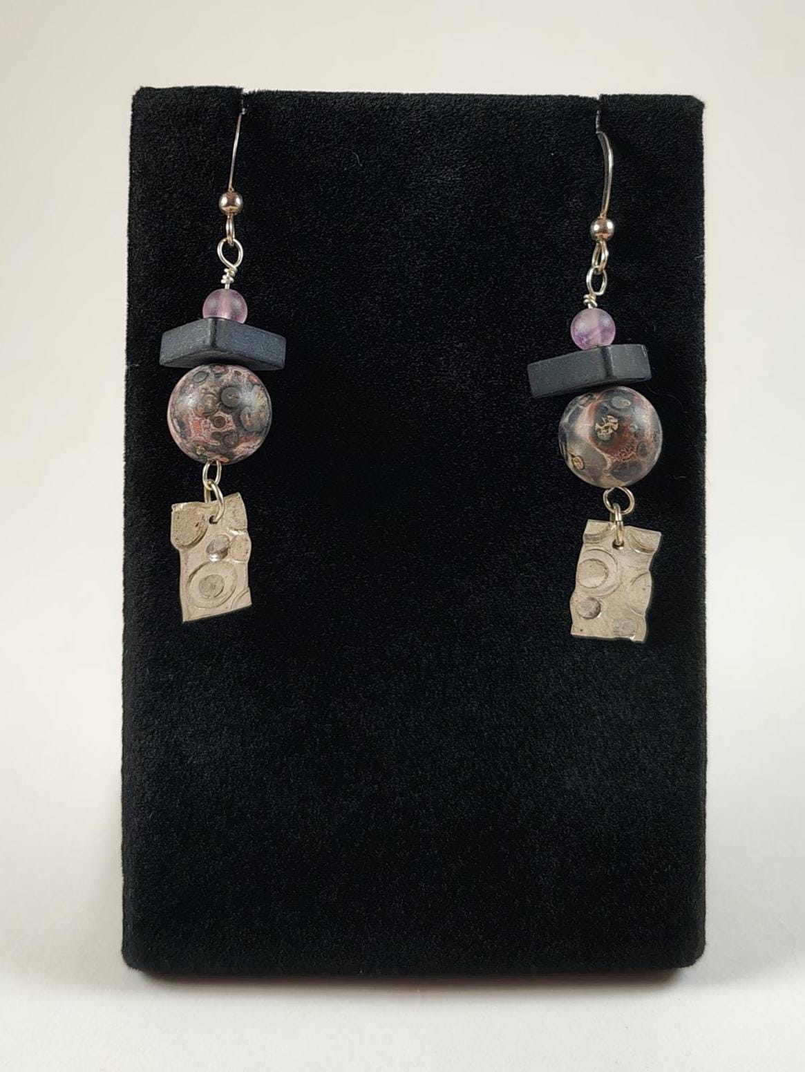 Handgefertigte Ohrringe Aus Fluorit, Schwarzem Onyx, Leopardenfell Jaspis Und Sterlingsilber Von Chris Hay Handgefertigte Ohrringe Aus Fluorit, Schwarzem Onyx, Leopardenfell Jaspis Und Sterlingsilber Von Chris Hay von CWHStoneworks