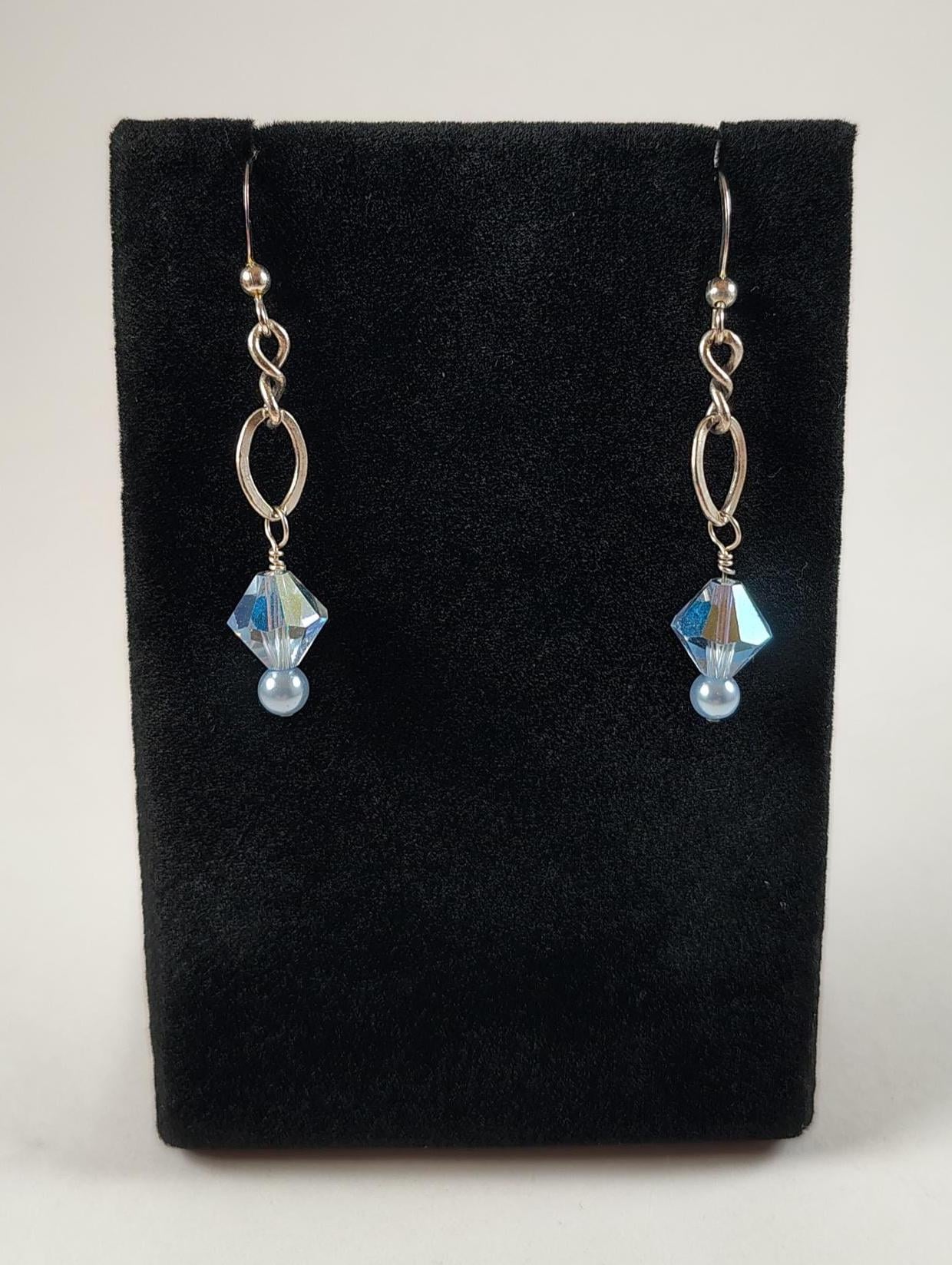 Handgefertigte Ohrringe Aus Swarovski-Kristall, Süßwasserperle Und Sterlingsilber Von Chris Hay Handgefertigte Ohrringe Aus Swarovski-Kristall, Süßwasserperle Und Sterlingsilber Von Chris Hay von CWHStoneworks