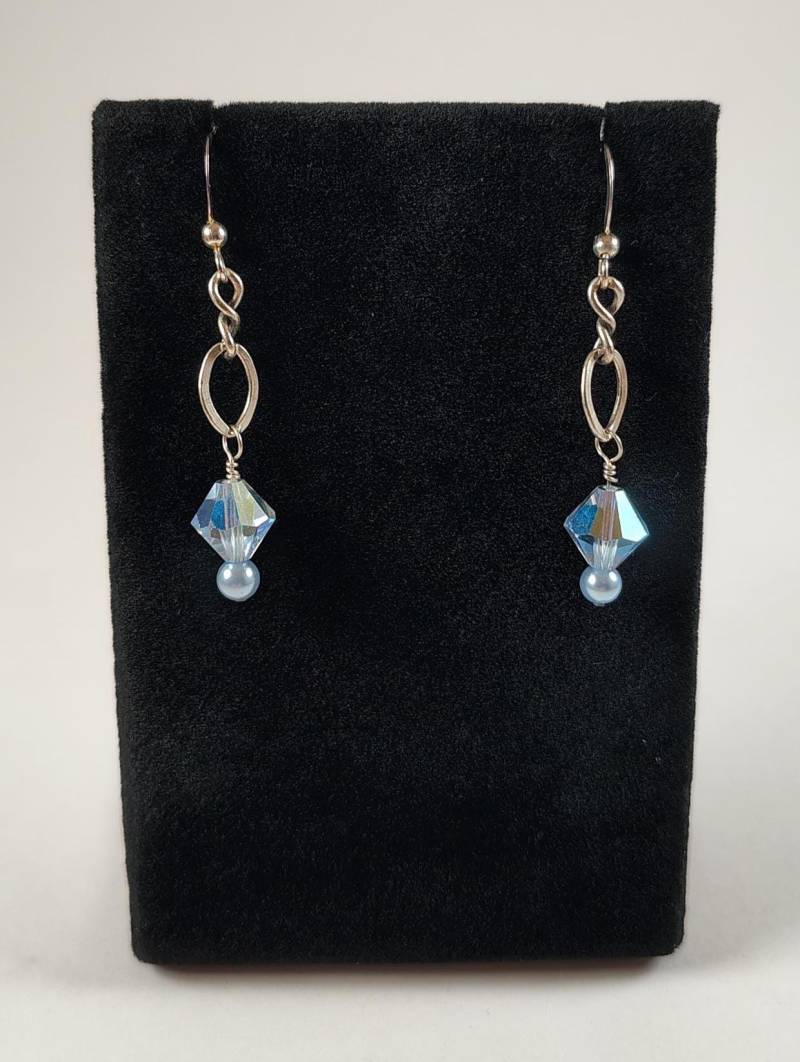 Handgefertigte Ohrringe Aus Swarovski-Kristall, Süßwasserperle Und Sterlingsilber Von Chris Hay von CWHStoneworks