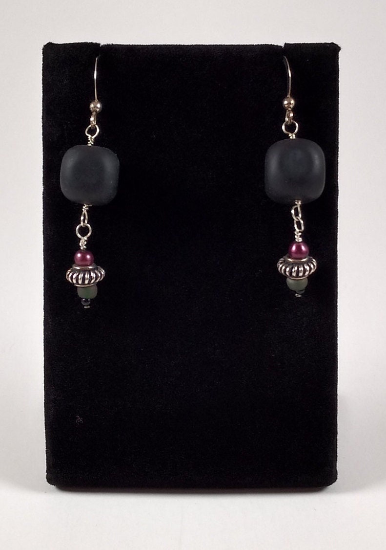 Mattierter Schwarzer Onyx, Süßwasserperle Und Sterling Silber Ohrringe Handgemacht Von Chris Hay Mattierter Schwarzer Onyx, Süßwasserperle Und Sterling Silber Ohrringe Handgemacht Von Chris Hay von CWHStoneworks