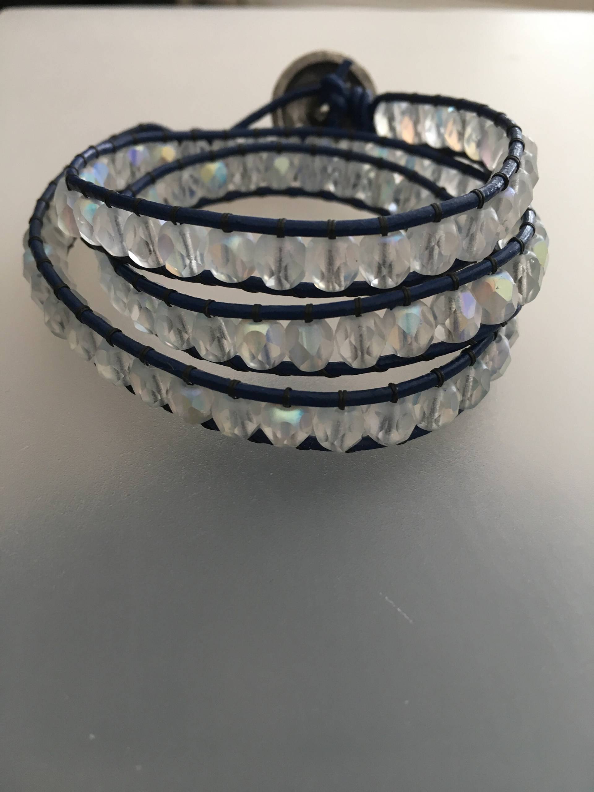 Leder-Wickelarmband Mit Glasperlen Leder-Wickelarmband Mit Glasperlen von CWJewelryCo