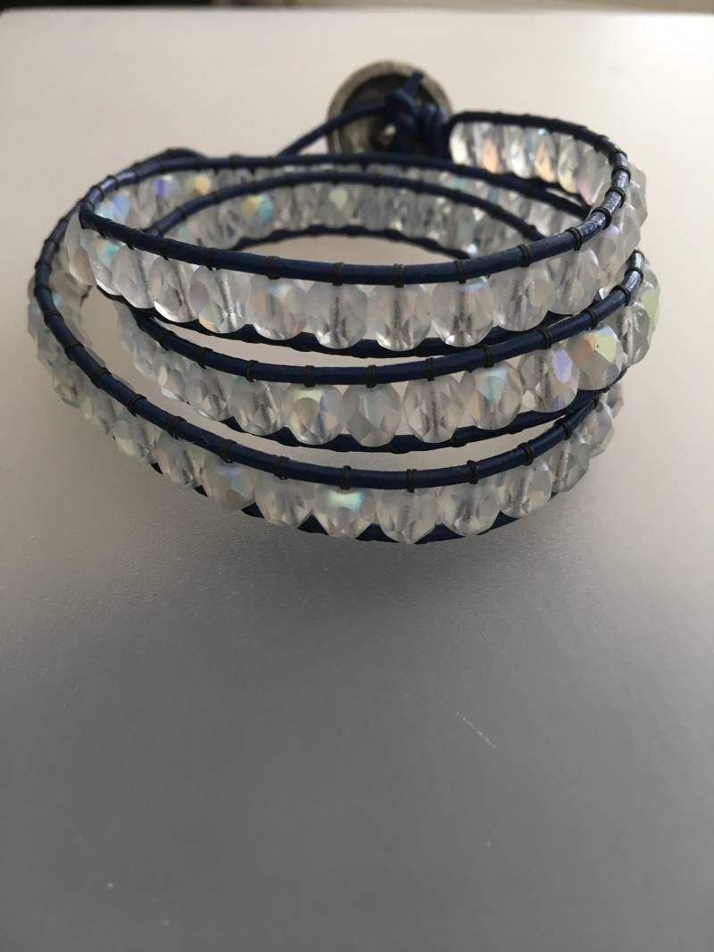 Leder-Wickelarmband Mit Glasperlen Leder-Wickelarmband Mit Glasperlen von CWJewelryCo