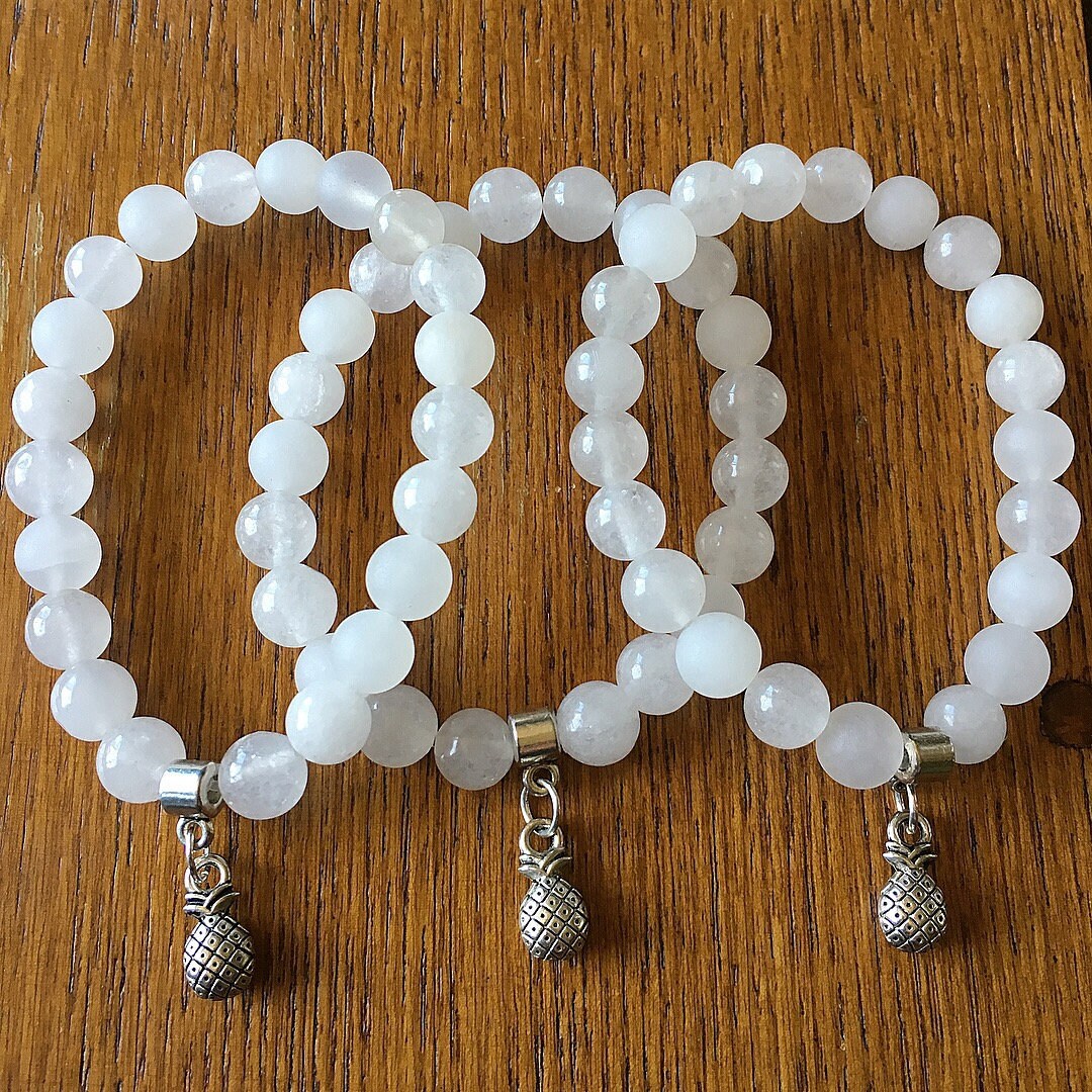 Weiße Jade Dehnbar Armband Mit Ananas-Anhänger Weiße Jade Dehnbar Armband Mit Ananas-Anhänger von CWJewelryCo