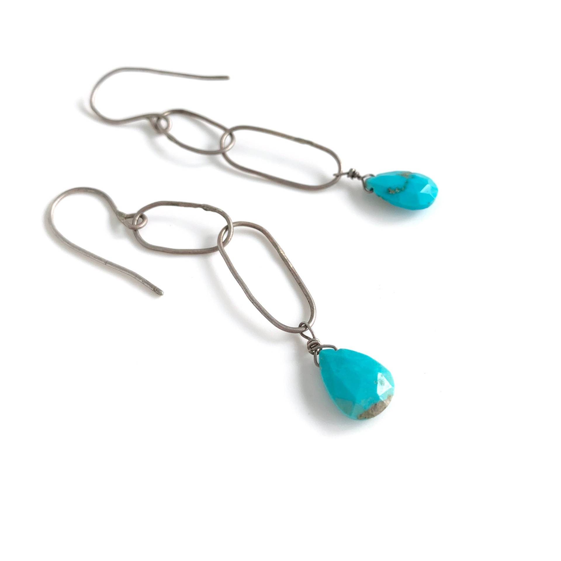 Gesichtsgedeckte Türkisfarbene Teardrops, Die An Sterling-Silberhaken Aufgehängt Sind. Alle Handgefertigten Ohrringe von CWeissmanDesigns