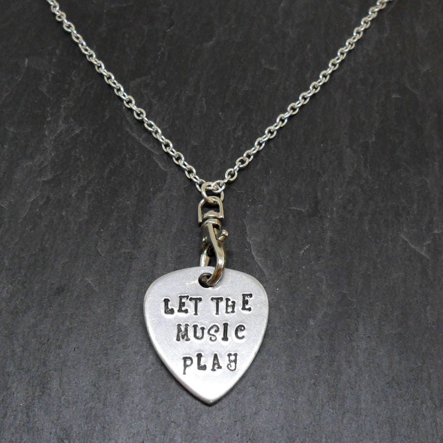 Hand Gestempelt Plektrum Halskette "Let The Music Play' Aluminium Silber Platte Kette Hand Gestempelt Plektrum Halskette "Let The Music Play' Aluminium Silber Platte Kette von CWtChUSstore