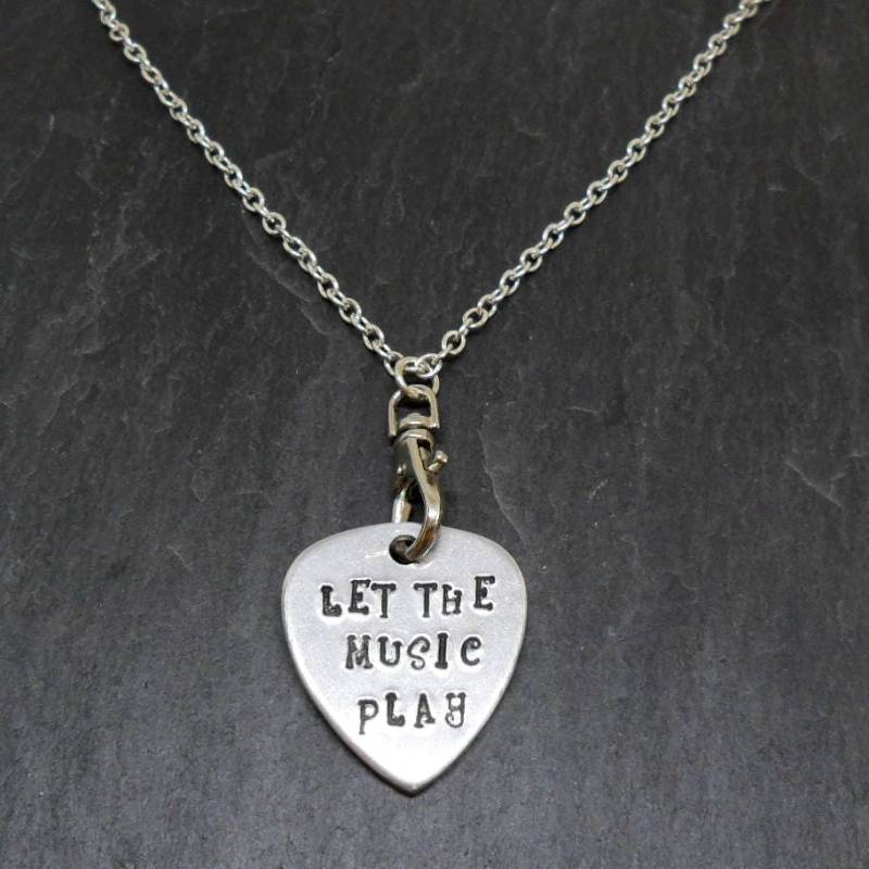 Hand Gestempelt Plektrum Halskette "Let The Music Play' Aluminium Silber Platte Kette Hand Gestempelt Plektrum Halskette "Let The Music Play' Aluminium Silber Platte Kette von CWtChUSstore