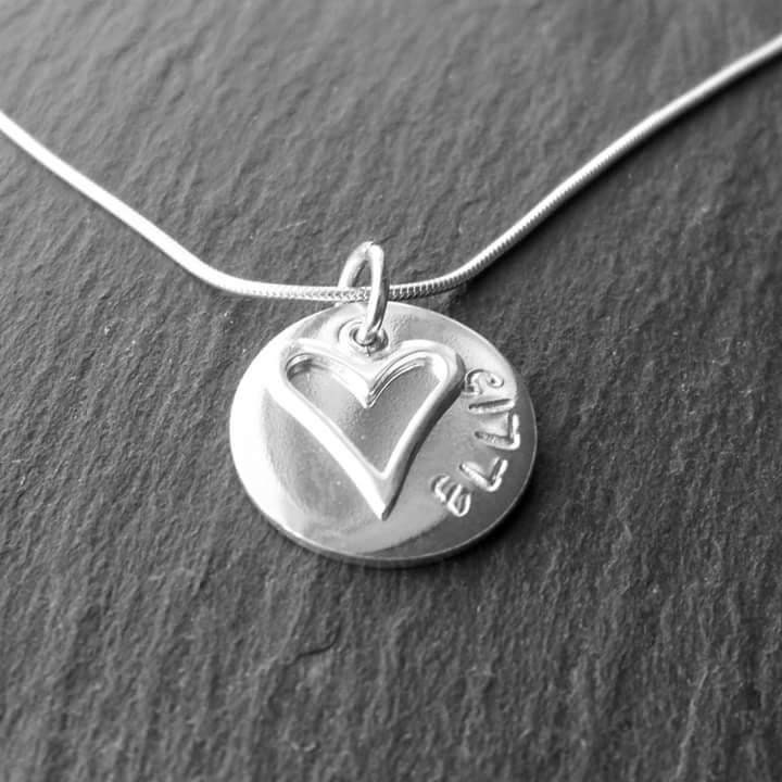 Hand Gestempelt Sterling Silber Name Halskette Mit Herz Charm Hand Gestempelt Sterling Silber Name Halskette Mit Herz Charm von CWtChUSstore