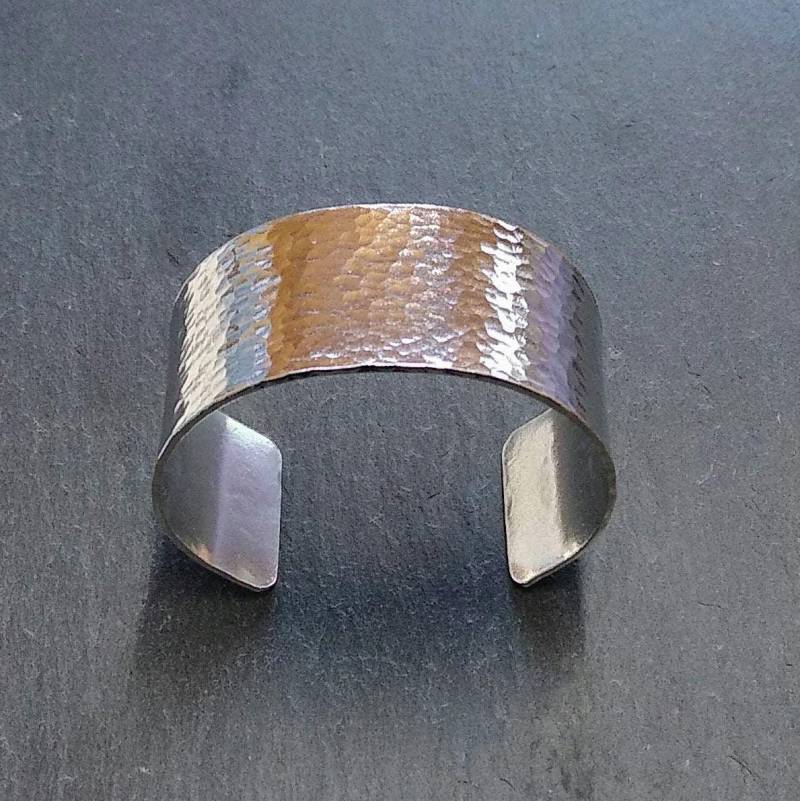 Handgehämmerter Armreif Aus Aluminium Handgehämmerter Armreif Aus Aluminium von CWtChUSstore