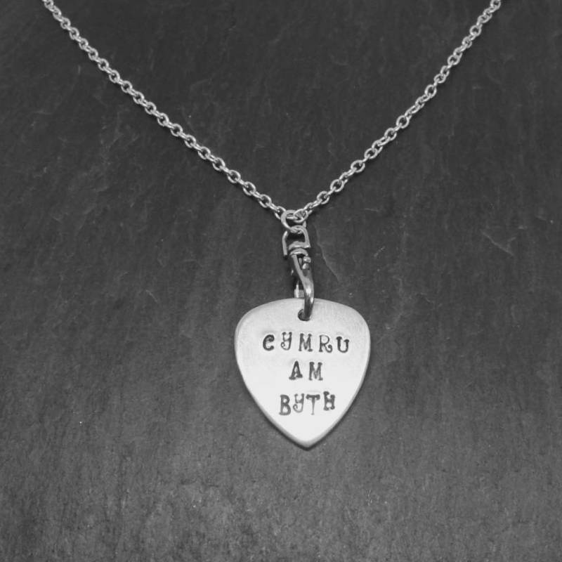 Handgestempelte Gitarren-Pick On Kette - Cymru Am Byth Handgestempelte Gitarren-Pick On Kette - Cymru Am Byth von CWtChUSstore