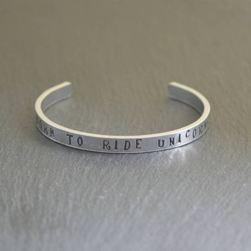 Handgestempelter Aluminium Armreif Geboren Um Einhörner Zu Reiten, Inspirationsschmuck Handgestempelter Aluminium Armreif Geboren Um Einhörner Zu Reiten, Inspirationsschmuck von CWtChUSstore
