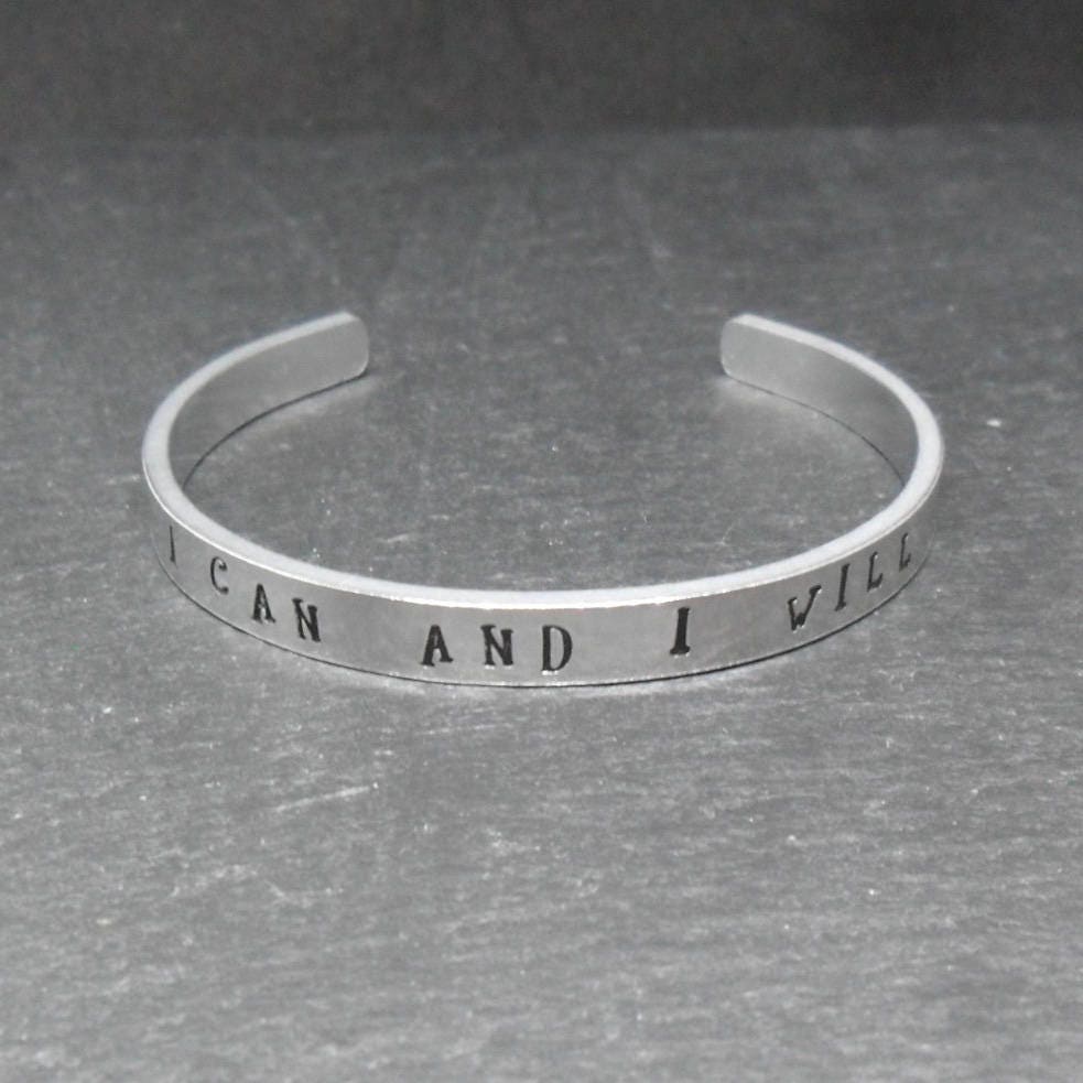 Handgestempelter Aluminium Armreif "I Can & I Will" - Motivierender Schmuck." Handgestempelter Aluminium Armreif "I Can & I Will" - Motivierender Schmuck." von CWtChUSstore