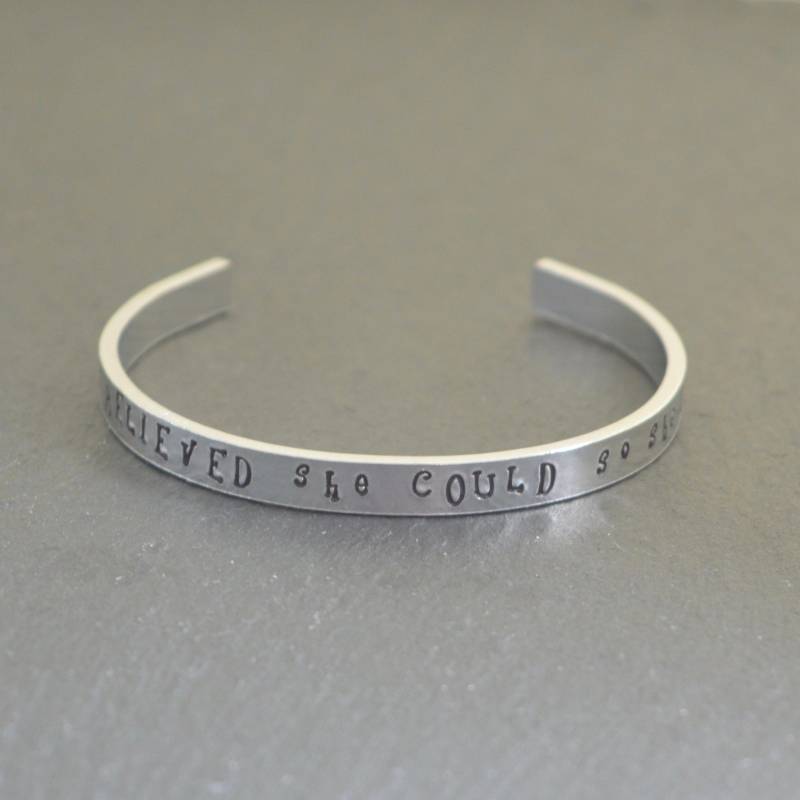 Handgestempelter Armreif Aus Aluminium Inspirierendes Zitat, Verstellbar Handgestempelter Armreif Aus Aluminium Inspirierendes Zitat, Verstellbar von CWtChUSstore