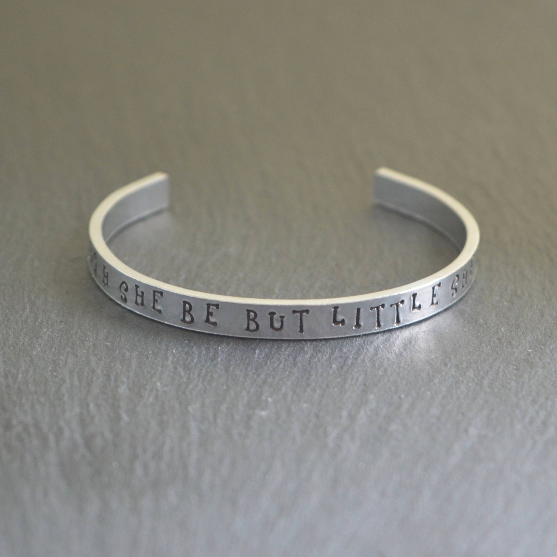 Shakespeare Zitat Hand Gestempelt Aluminium Armreif Inspirational Hypoallergen Einstellbar Personalisierbar Cwtchus Geschenk Shakespeare Zitat Hand Gestempelt Aluminium Armreif Inspirational Hypoallergen Einstellbar Personalisierbar Cwtchus Geschenk von CWtChUSstore
