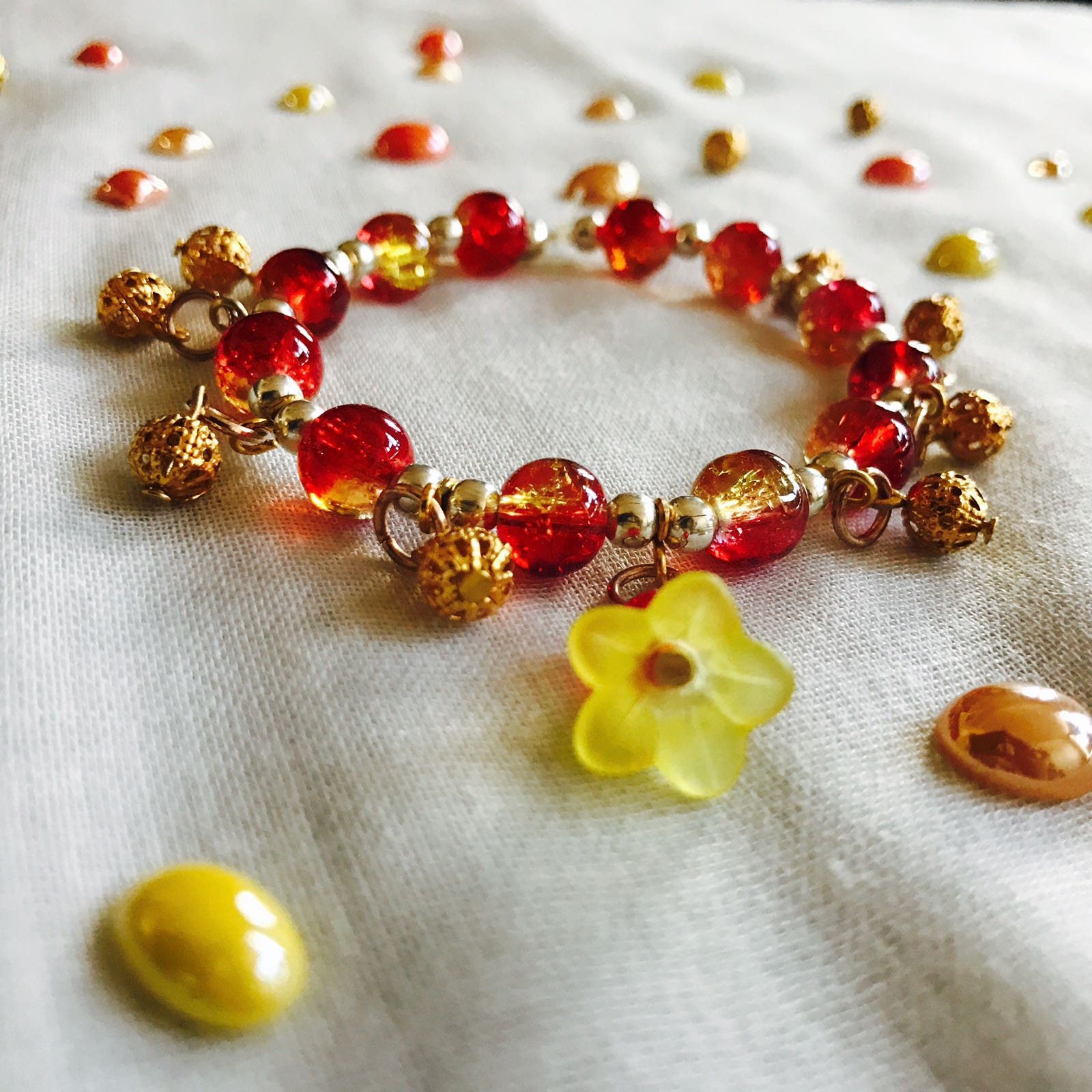 Blut Rot, Gelb Und Gold Bettelarmband Blut Rot, Gelb Und Gold Bettelarmband von CYPossessions