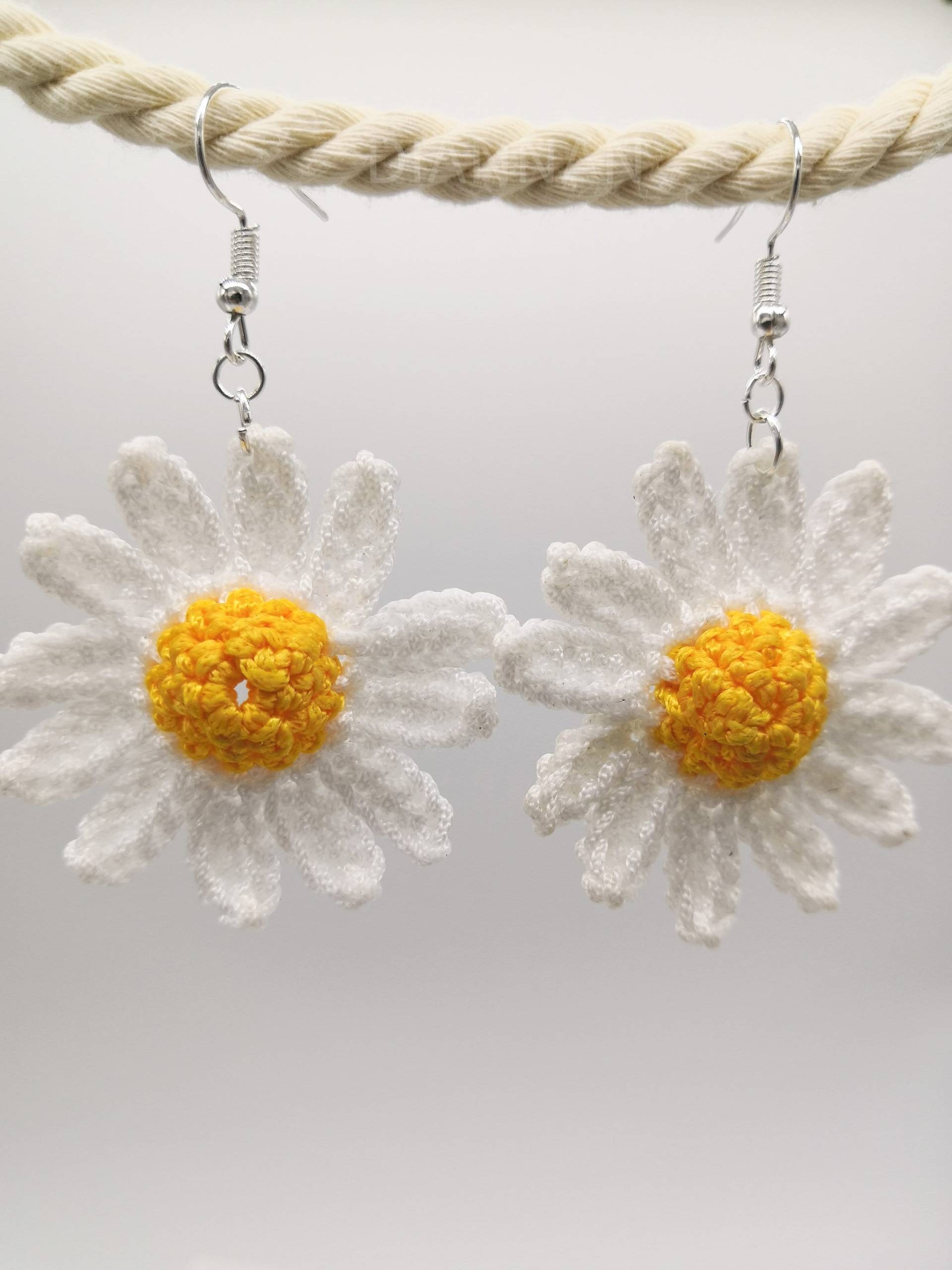 Gehäkelter Ohrring, Gestrickter Ohrhänger - Das Gänseblümchen-Sonnenblume-Design von CYland
