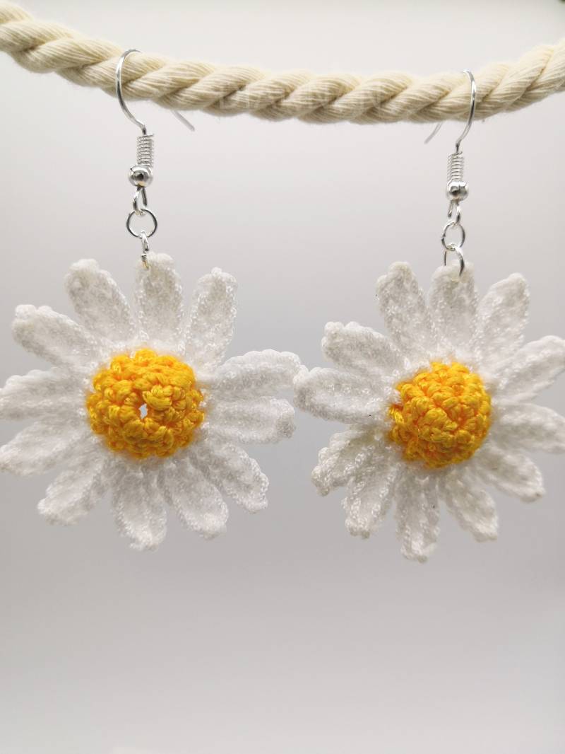 Gehäkelter Ohrring, Gestrickter Ohrhänger - Das Gänseblümchen-Sonnenblume-Design Gehäkelter Ohrring, Gestrickter Ohrhänger - Das Gänseblümchen-Sonnenblume-Design von CYland