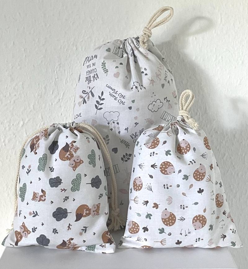 Allzweckbeutel Mit Baumwollkordel Auch Als Wäschesäckchen Oder Geschenkebeutel Verschiedene Größen - Muster Fuchs, Igel, Save The Earth Allzweckbeutel Mit Baumwollkordel Auch Als Wäschesäckchen Oder Geschenkebeutel Verschiedene Größen - Muster Fuchs, Igel, Save The Earth von CaPaHandmade