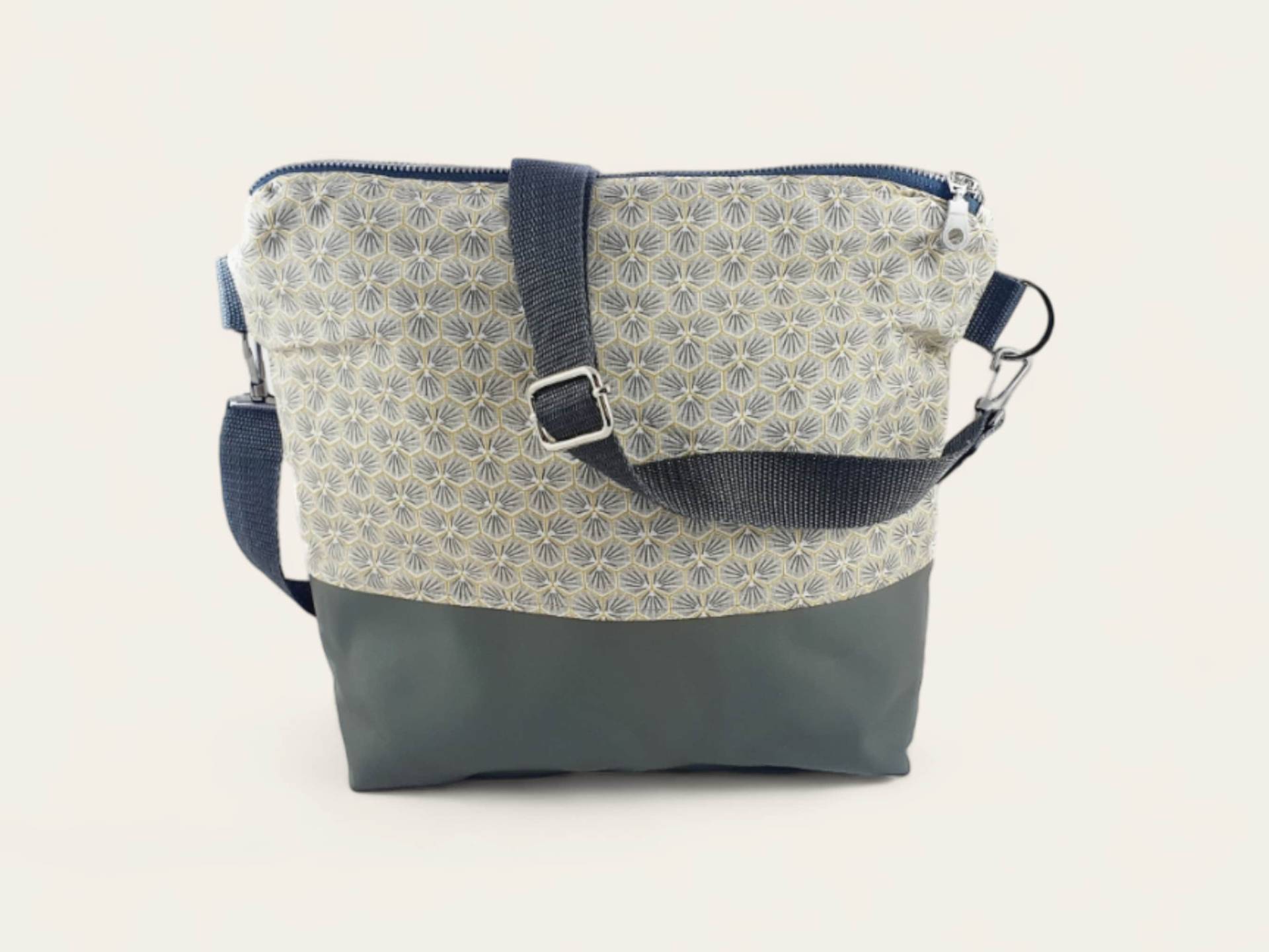 Handgefertigte "Milow" Umhängetasche - Schultertasche Damen, Viel Stauraum, Verstellbarer Trageriemen, Reißverschluss, Geschenkidee Handgefertigte "Milow" Umhängetasche - Schultertasche Damen, Viel Stauraum, Verstellbarer Trageriemen, Reißverschluss, Geschenkidee von CaTasHobbyzimmer