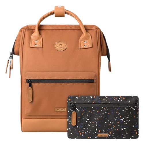 Cabaïa - Adventurer Rucksack Turin Medium 18L - Wasserabweisend - Laptopfach bis zu 13 Zoll - 2 Vordertaschen - vegan zertifiziert - Rucksack für Reisen und Arbeit, Damen & Herren - Braun von Cabaïa