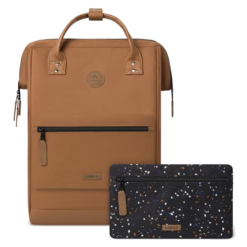 Cabaïa - Adventurer Rucksack Turin Maxi 23L - Wasserabweisend - Laptopfach bis zu 15 Zoll - 2 Vordertaschen - vegan zertifiziert - Rucksack für Reisen und Arbeit, Damen & Herren - Braun von Cabaïa