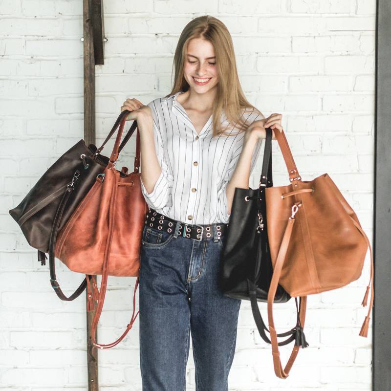 Bucket Bag Aus Rindsleder Wandelbare Umhängetasche Mit Kordelzug von CabbageLeather