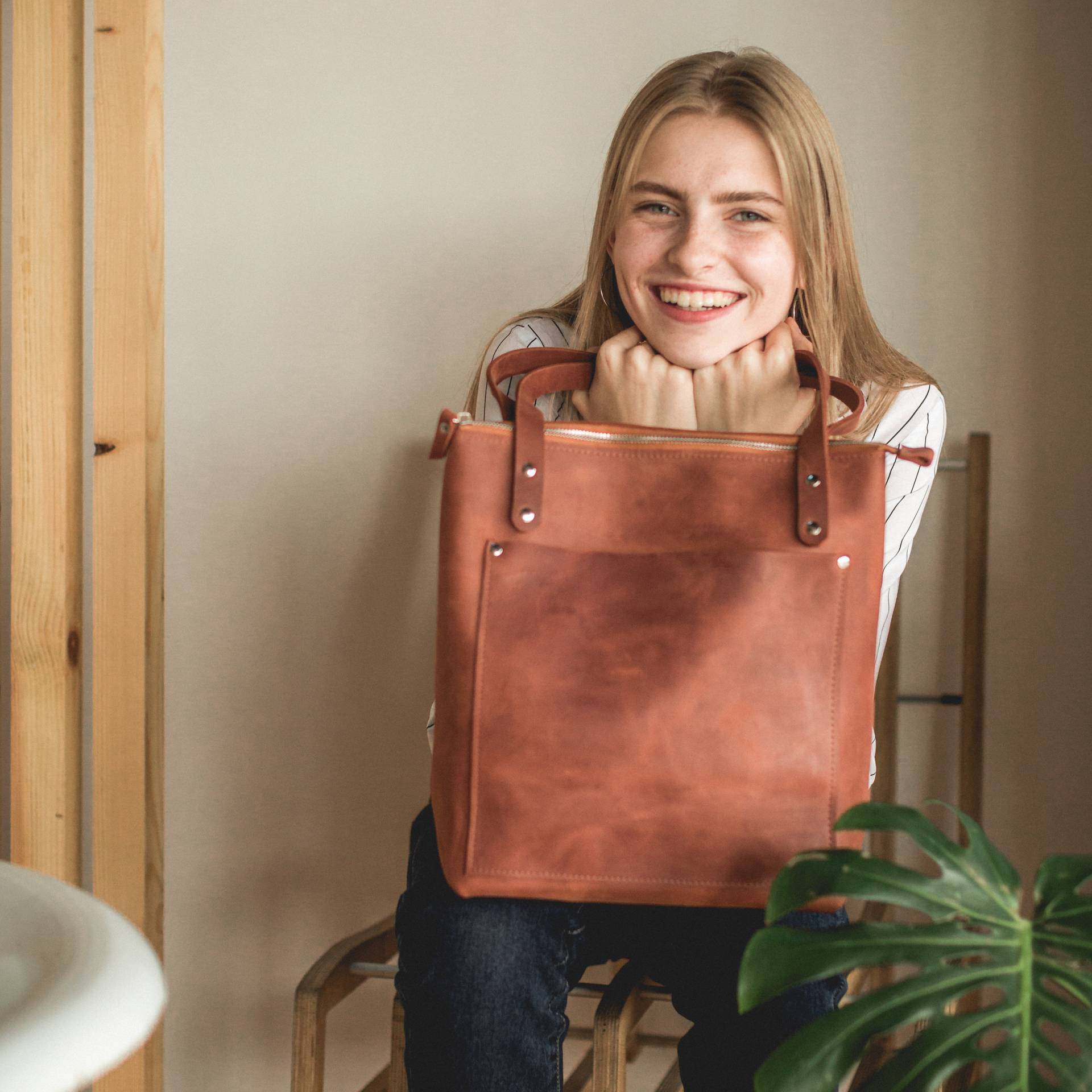 Leder Tote Bag Für Frauen Braune Schultertasche Große Mit Reißverschluss Hochzeitsgeschenk Brautjungfern Geschenk Sie von CabbageLeather