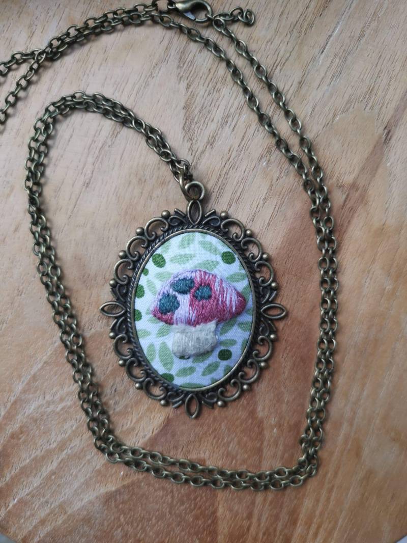 Bestickter Kettenanhänger Bestickter Kettenanhänger von CabinetofStitches
