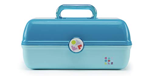 Caboodles On-The-Go Girl Make-up-Box aus Hartplastik, integrierter Spiegel, sicherer Verschluss für sicheres Reisen, geräumige Aufbewahrung für große Gegenstände, Türkis über Himmel, Für unterwegs von Caboodles