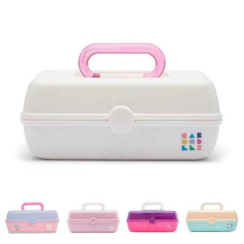 Caboodles Pretty in Petite Make-up-Box, zweifarbig, Weiß auf Weiß, Hartplastik-Organizer-Box, 2 drehbare Ablagen, modischer Spiegel, sicherer Verschluss für sicheres Reisen von Caboodles