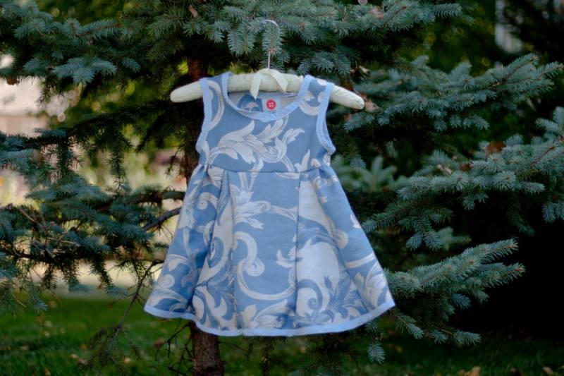Blaues Und Silbernes Vintage-stoffkleid; Mädchengröße 5 Blaues Und Silbernes Vintage-stoffkleid; Mädchengröße 5 von CaddieJoDesigns