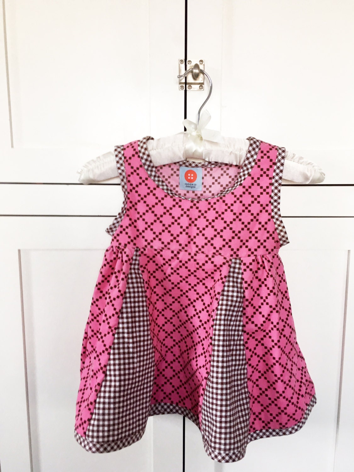 Kleines Mädchenkleid Mit Pinkem Cord Kleines Mädchenkleid Mit Pinkem Cord von CaddieJoDesigns