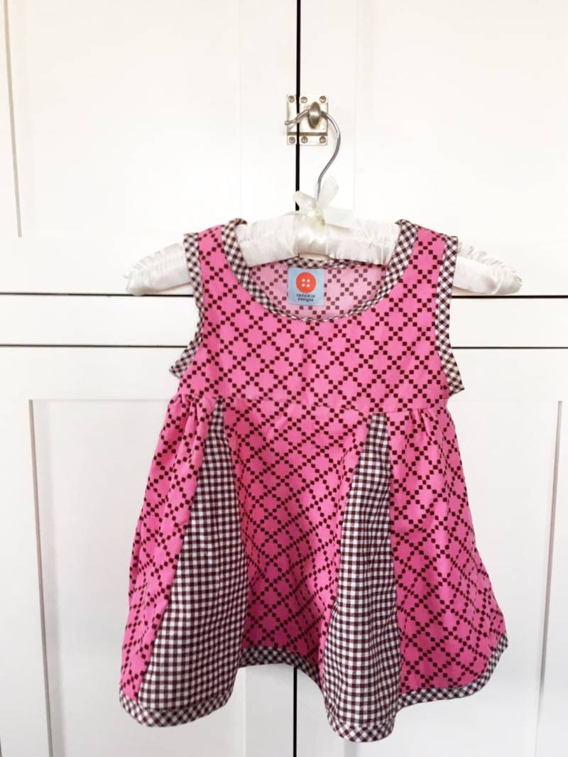Kleines Mädchenkleid Mit Pinkem Cord Kleines Mädchenkleid Mit Pinkem Cord von CaddieJoDesigns