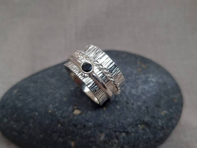 Khatie Spinner Ring - Sterling Silber Und Schwarzer Spinell Handgemacht von CaeliaJewellery