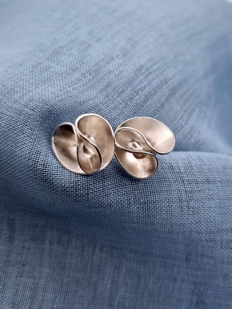 Tainia Ribbon Sterling Silber Ohrstecker - Handgemacht von CaeliaJewellery