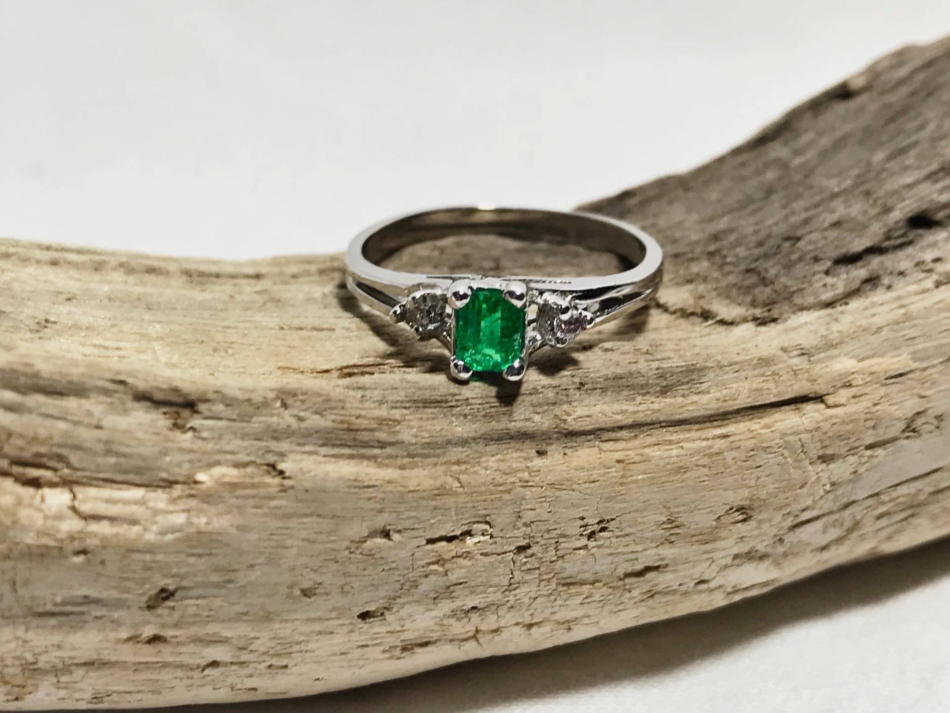 10 K Weißgold Natürliche Smaragd | 0, 30 Ct Diamant-Ring, Bewertung, Verlobungsring, Smaragd-Ring von CaeruleumJewelry