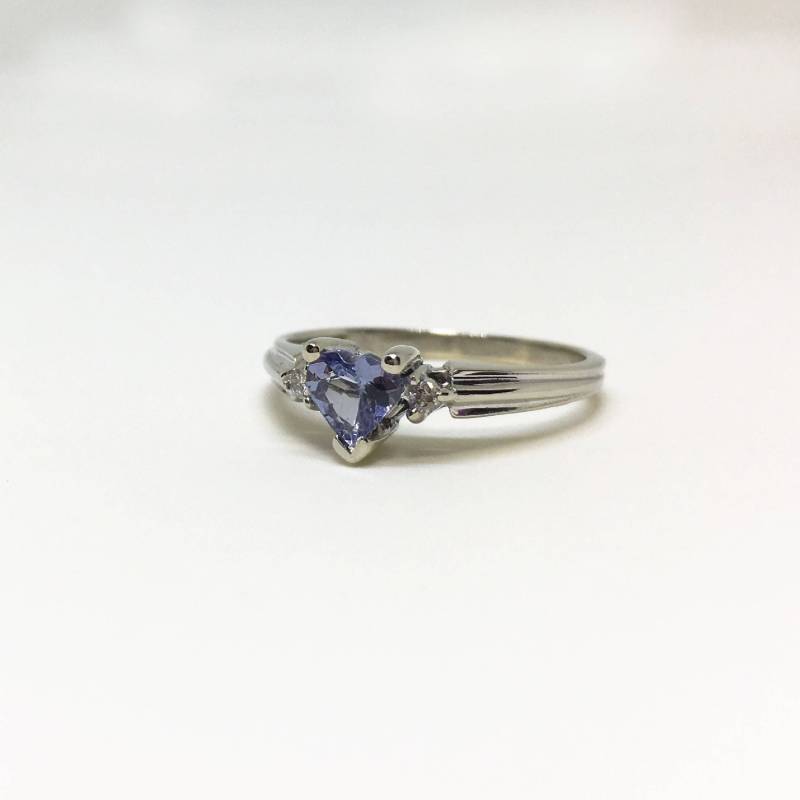 10Kt Weißgold Ring Mit Tansanit | 0, 65 Ct in Herzform Diamant, Geschätzt 1.125 Cad von CaeruleumJewelry